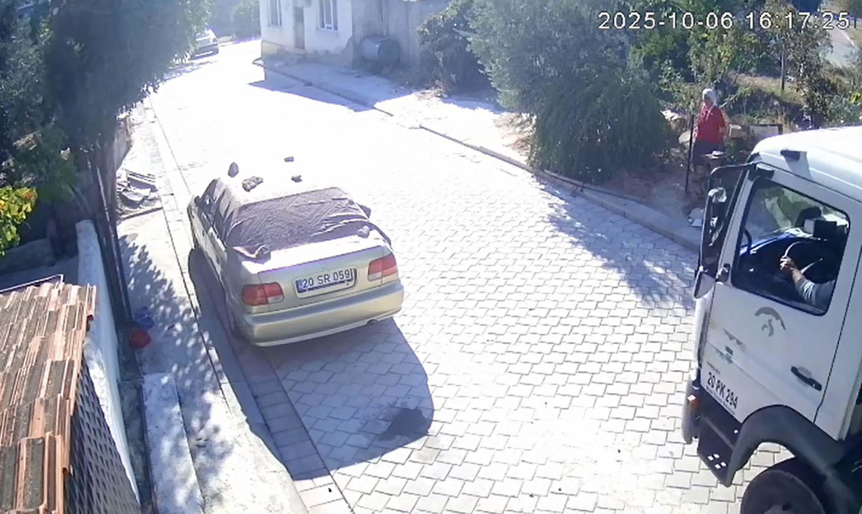 Çöp kamyonunun altında kalan kadın öldü; kaza kamerada / V