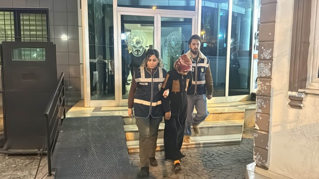 COP KONTEYNERINE BEBEGINI BIRAKAN ANNE S 424069 125117 scaled