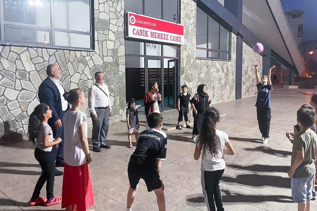 Canikte Camiler Cocuk Sesleriyle Doldu