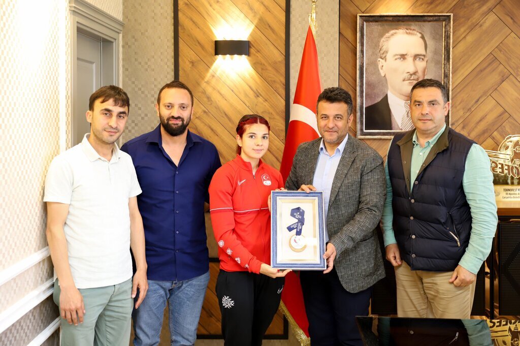 Carsamba Belediyesporun milli sporcusu Esra Bayrak Fransada madalya kazandi scaled