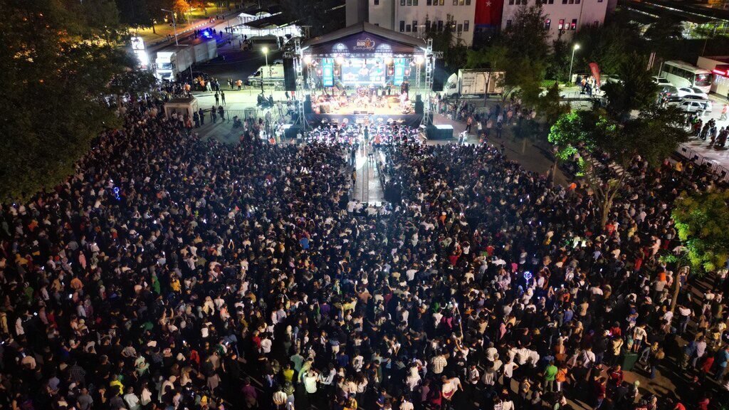 Carsambada Elif Buse Dogan Ve Eypio Ruzgari Esecek