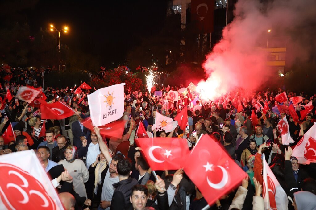 Carsambali vatandaslar buyuk bir coskuyla kutladi