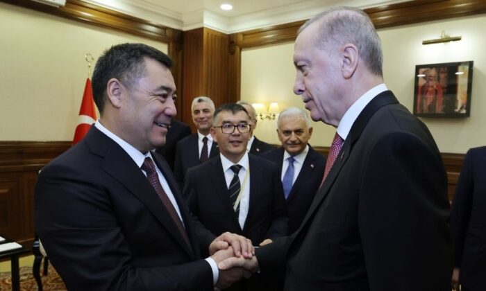 Cumhurbaşkanı Erdoğan Kırgız mevkidaşı ile görüştü