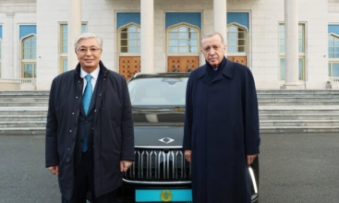 Erdoğan Kazak mevkidaşına TOGG hediye etti