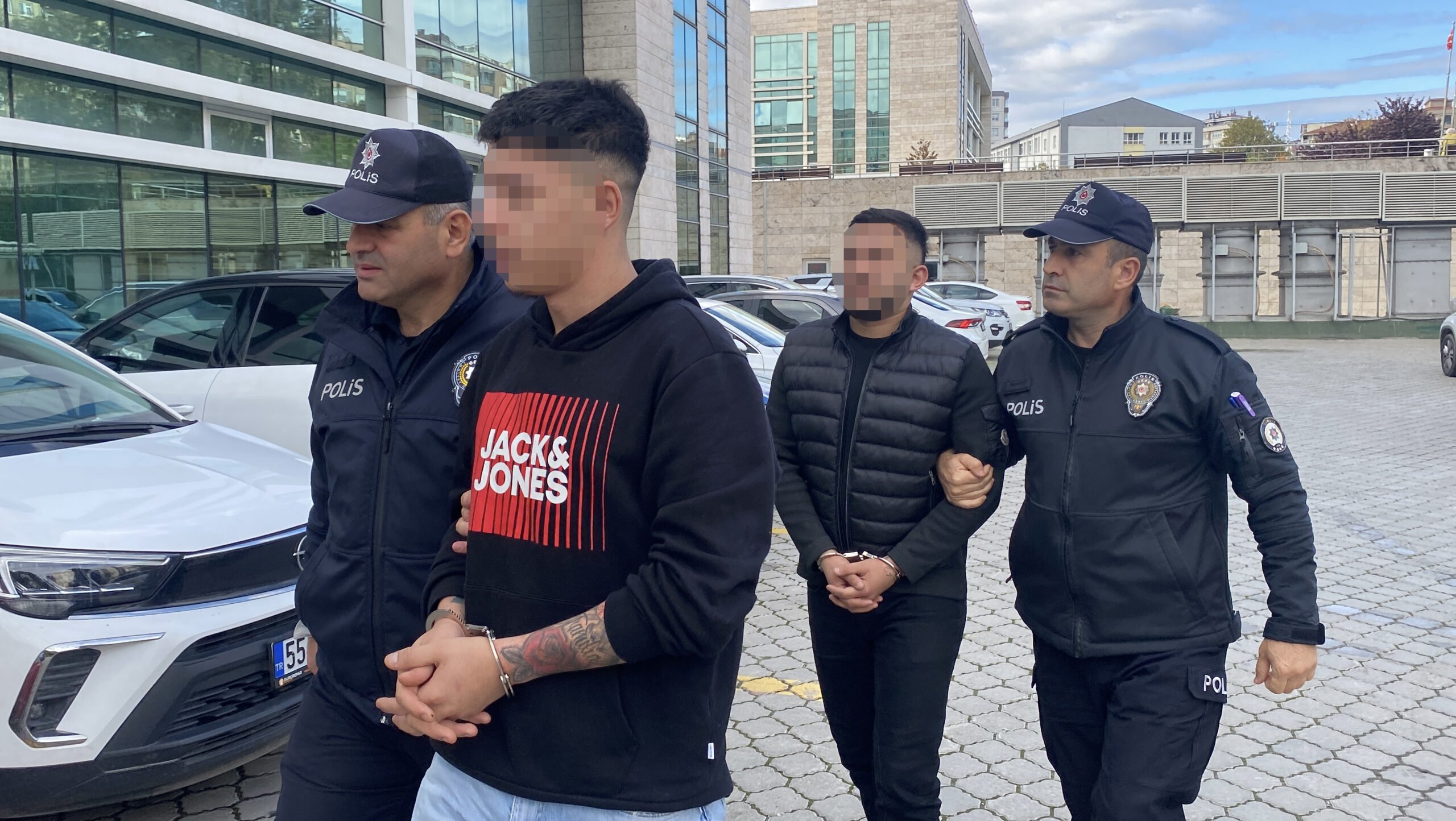 Darbettikleri arkadaşlarının telefonunu gasbettiler; 6 gözal