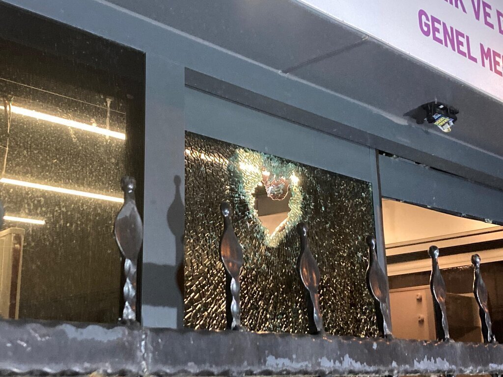 DEM PARTI GENEL MERKEZINE TASLI SALDIRI 388063 107617 scaled