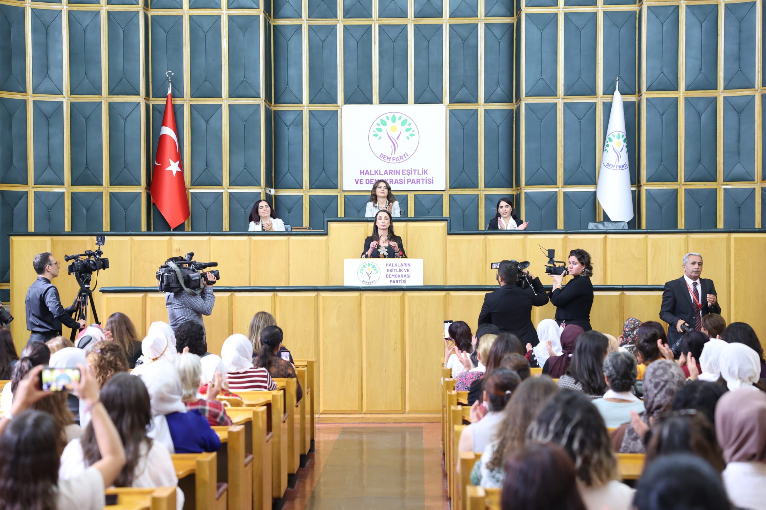 DEM Parti'li Hatimoğulları: Demokratik entegrasyon için yasal