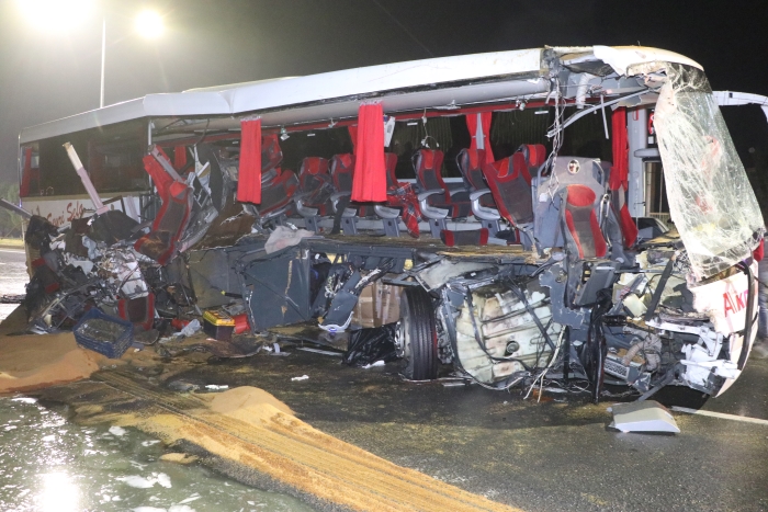 Yolcu otobüsü TIR’a çarptı: 1 ölü, 20 yaralı