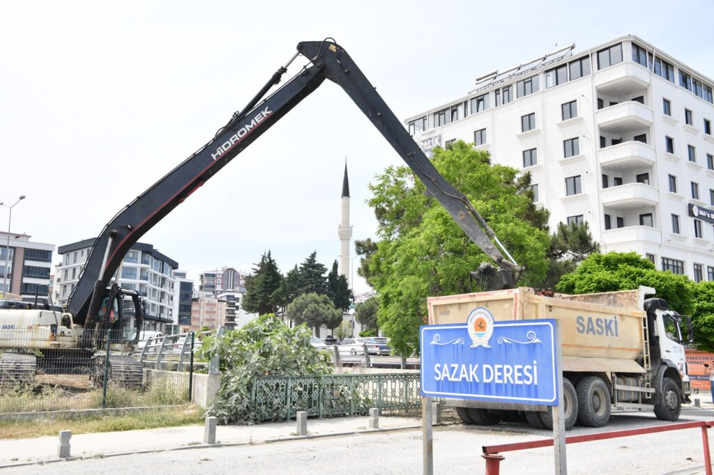 Samsun’da dere yatakları iş makineleri ile temizlendi