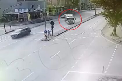 DEVRILEN COP KAMYONUNUN ALTINDA KALMAKTA 940111 279155