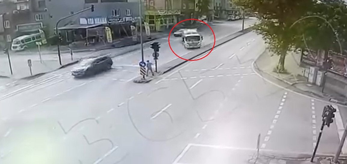 Devrilen çöp kamyonunun altında kalmaktan son anda kurtuldu;