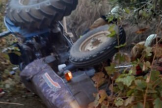 DEVRILEN TRAKTORUN ALTINDA KALAN EMEKLI 1005831 298441 e1762633204396