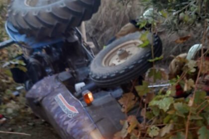 DEVRILEN TRAKTORUN ALTINDA KALAN EMEKLI 1005831 298441 e1762633204396