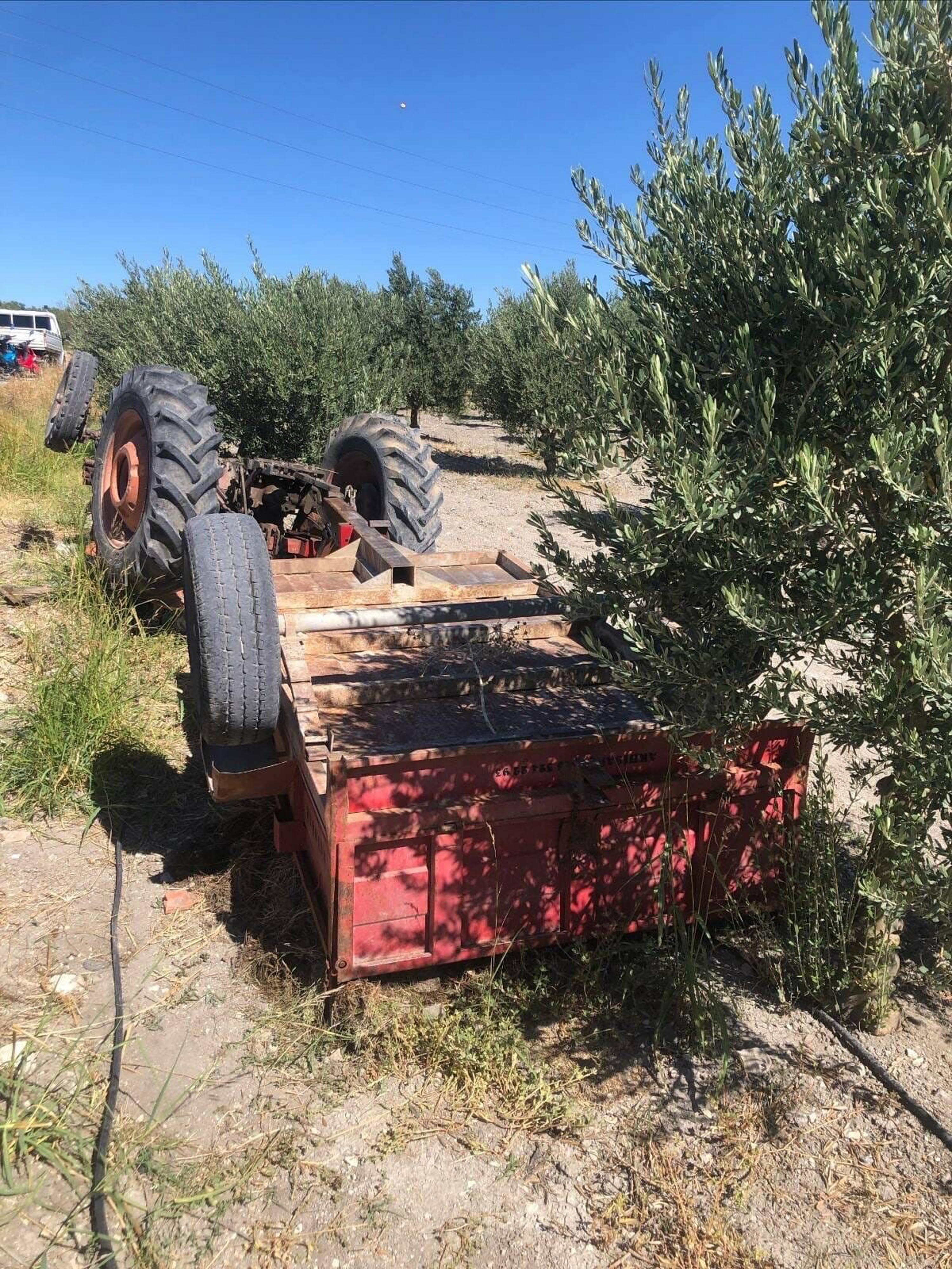 Devrilen traktörün sürücüsü öldü