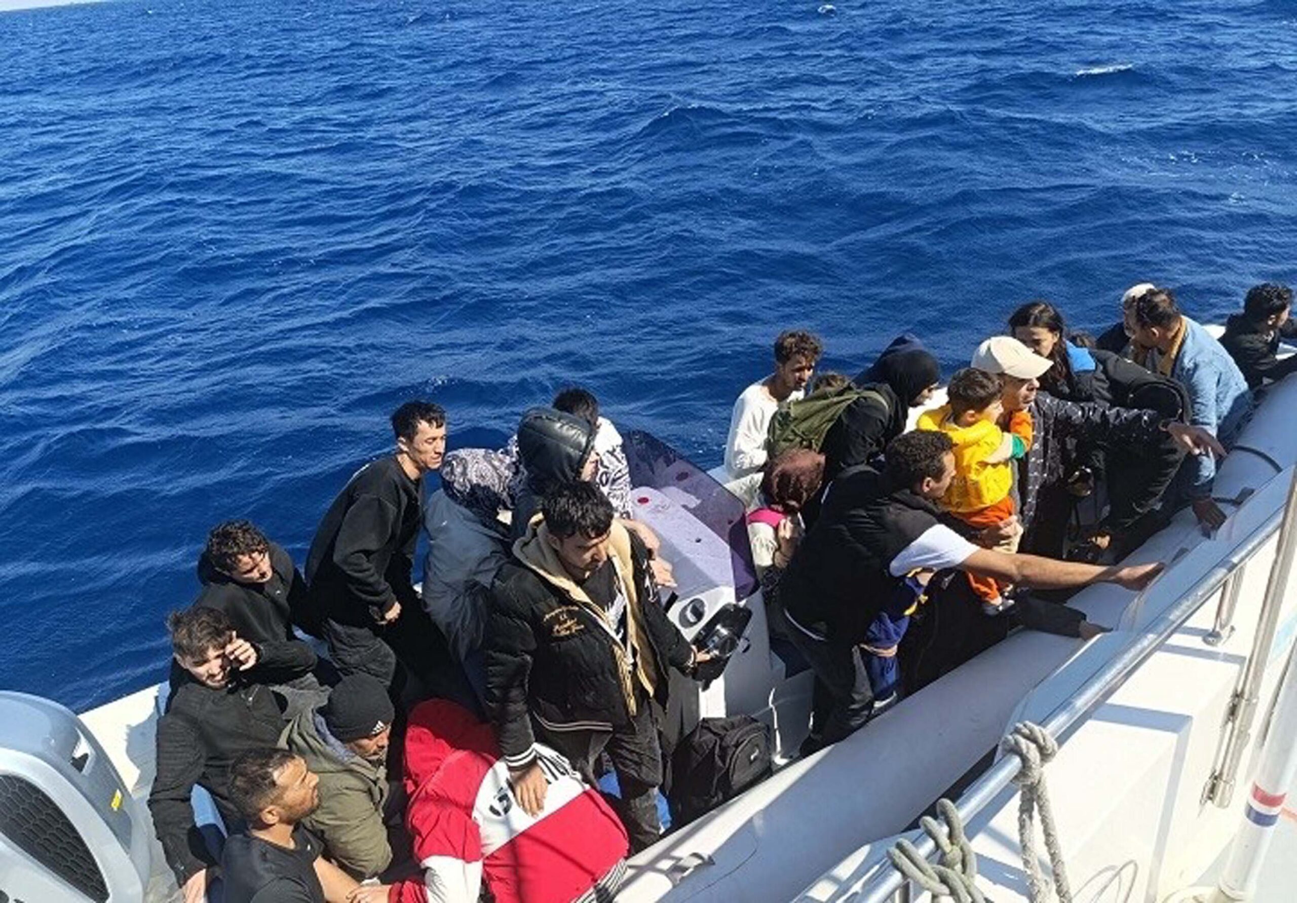 Didim açıklarında düzensiz göçmenleri taşıyan bot battı