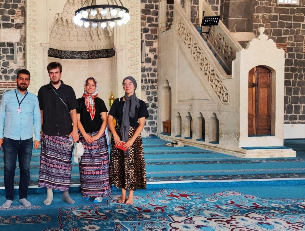 Ulu Camii’nde erkek turistler, kadınlar için ayrılan etekleri giydi