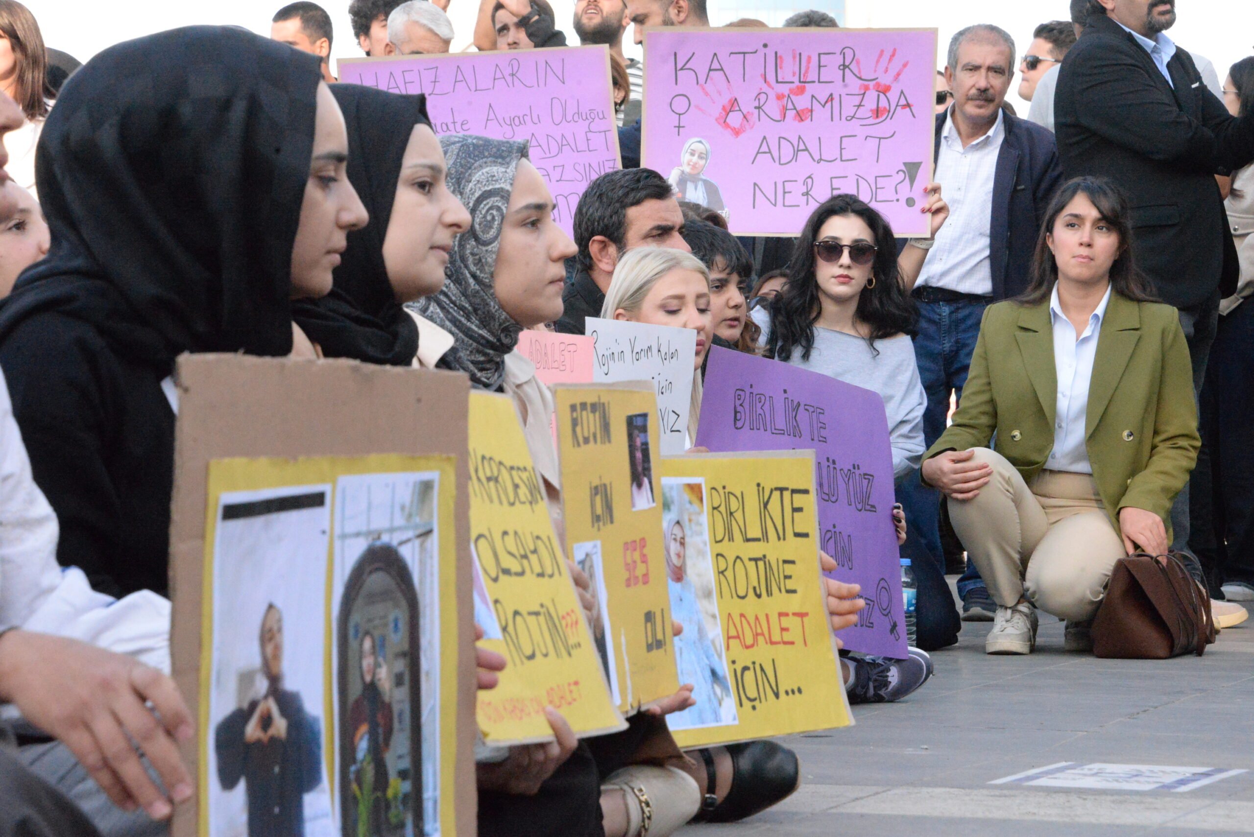 Diyarbakır'da Rojin Kabaiş için oturma eylemi düzenlendi