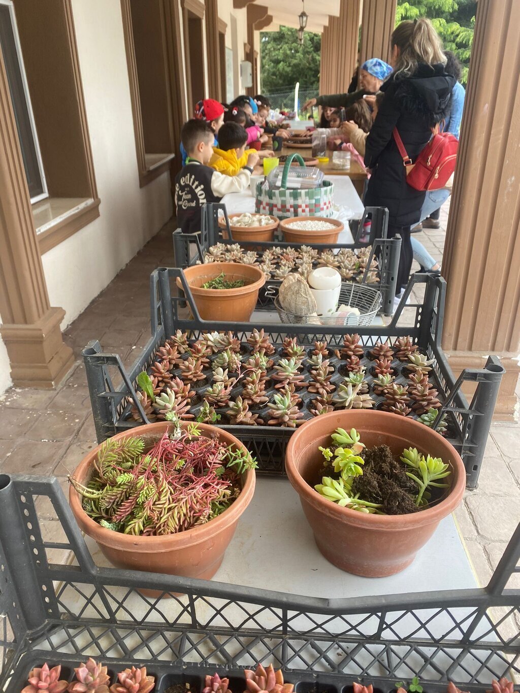 DOCAK ANNELER GUNUNU CICEKLERLE KARSILIYOR 7