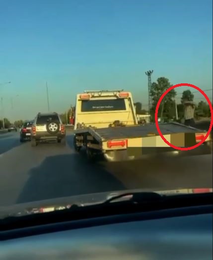 DUGUN KONVOYUNDA MAKAS ATAN CEKICININ SU 898286 266909