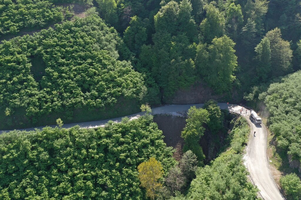 Dogan Traktorun bile giremedigi yollari otomobille girilebilir bir hale getirdik