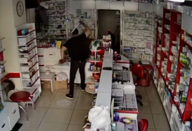 ECZACI TEKNISYENI SOPAYLA DARBEDILDI 966222 286968