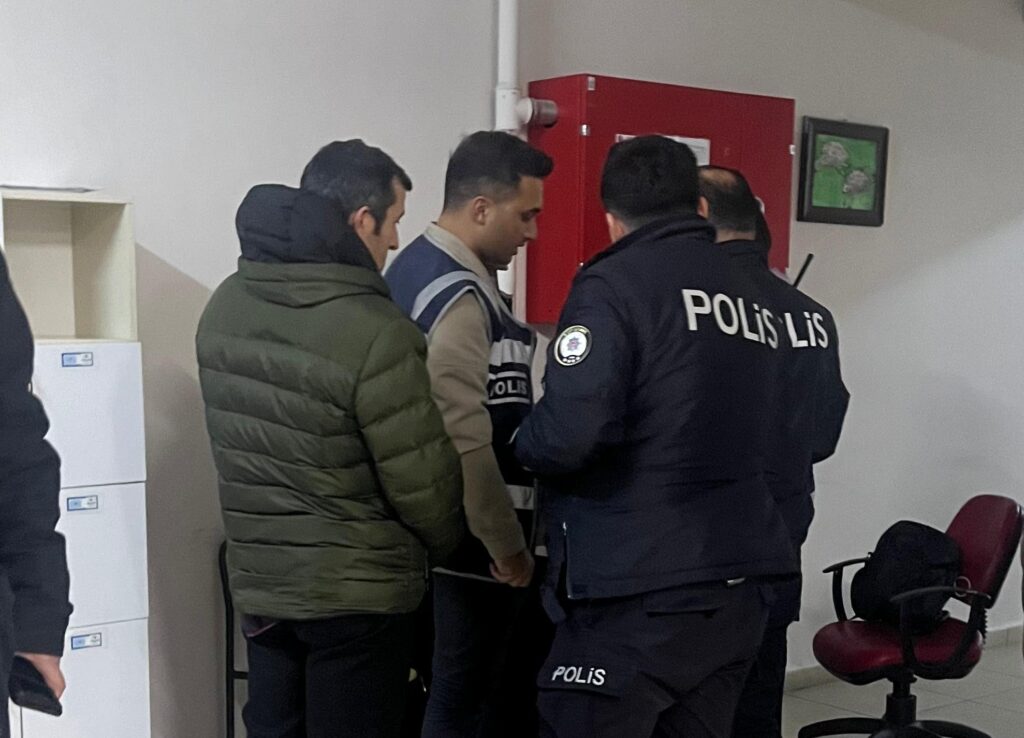 Ehliyet sınavına kameralı düzenekle girerken yakalandı