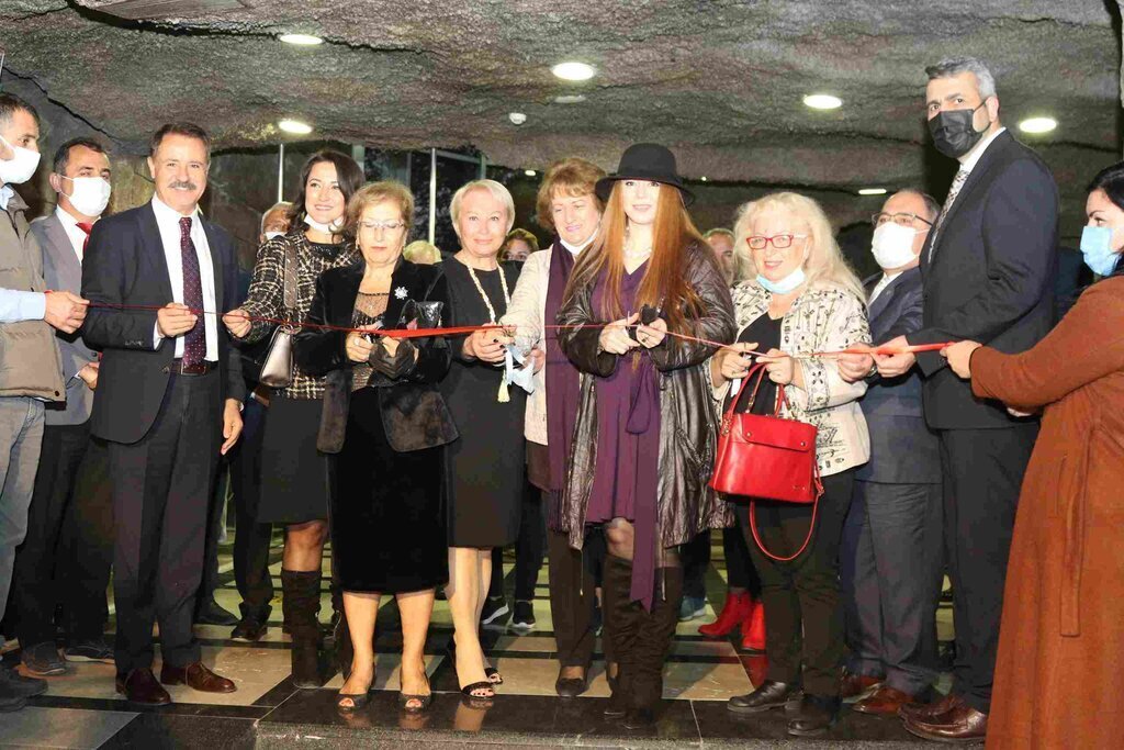 EKIM GECIDI SERGISI SANATSEVERLERLE BULUSTU 3 scaled