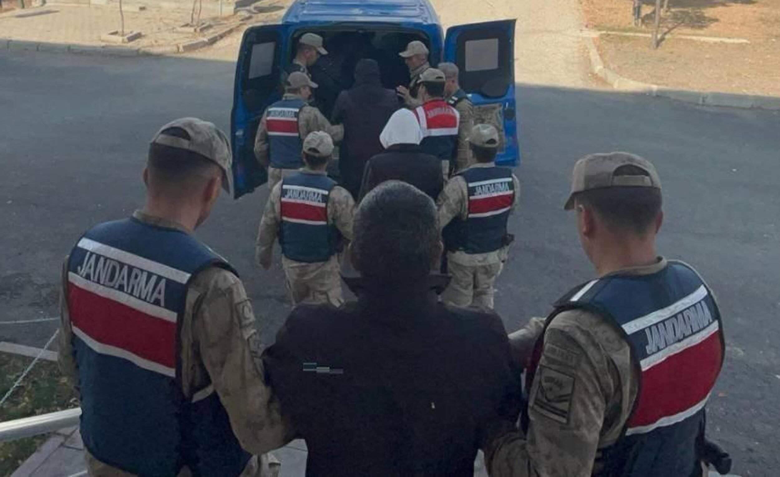 Ekskavatörle kazıya suçüstü; 4 gözaltı