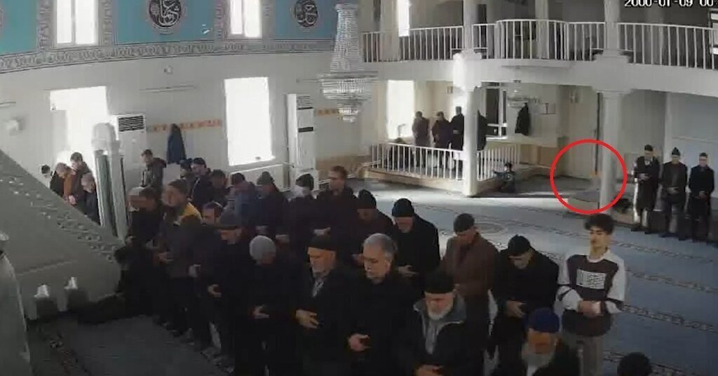 ELAZIG CEMAAT NAMAZ KILARKEN CAMIYE T 537895 159373