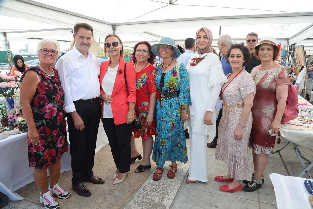 EMEKCI KADINLAR DEPREMZEDE VATANDASLAR ICIN BULUSUYOR 1