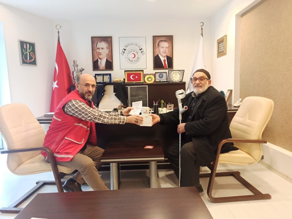 EMEKLI MAASINI KIZILAYA BAGISLADI 1