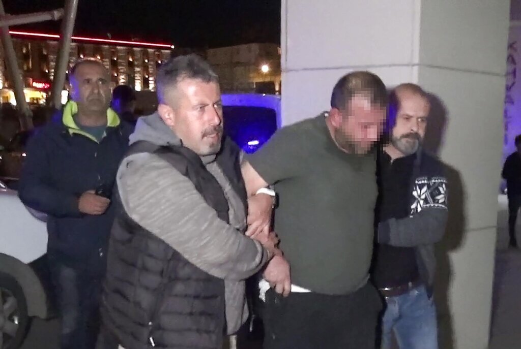 ERZURUMDA ATATURK BUSTUNU BALTA ILE KIR 411528 114369 e1727540490346