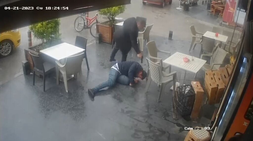 ESINE MESAJ ATAN AKRABASINI OLDUREN SANI 407466 120062