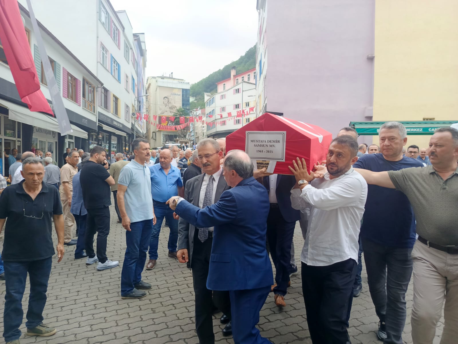 ESKI BAKAN DEMIR TOPRAGA VERILDI 853005 253046