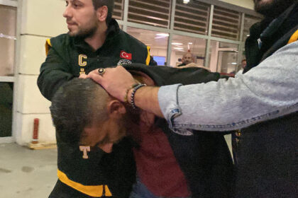 ESKI ESI ILE YANINDAKI KISIYI BICAKLA YA 954309 283359