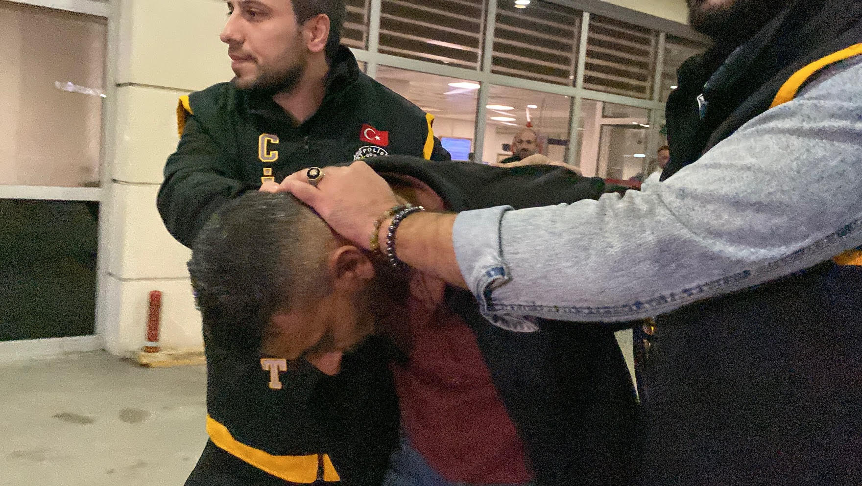 Eski eşi ile yanındaki kişiyi bıçakla yaralayan şüpheli y