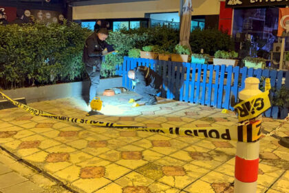 ESKI IS ORTAGI TARAFINDAN EVININ ONUNDE 956929 284191