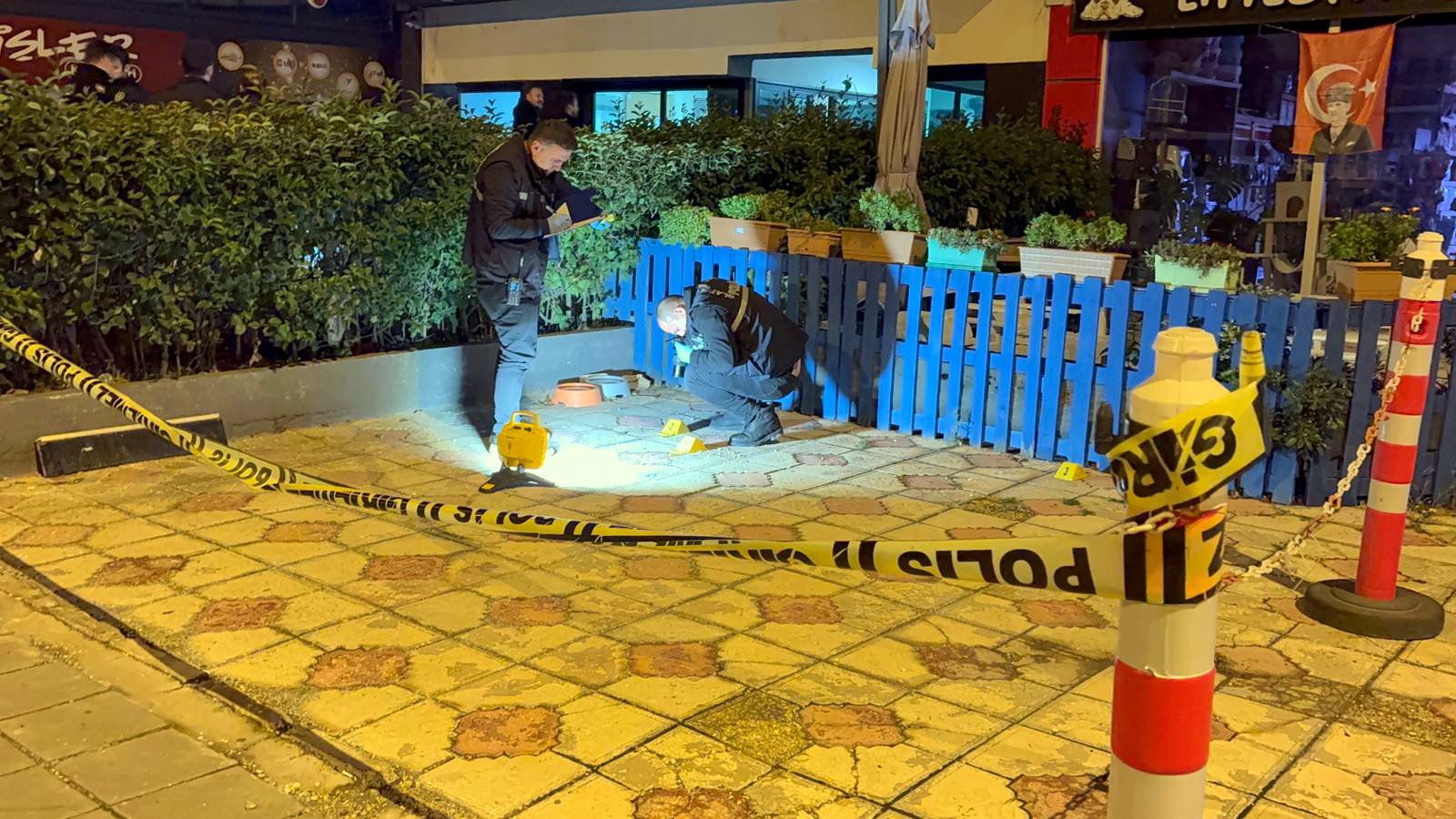 Eski iş ortağı tarafından evinin önünde bacağından vurul