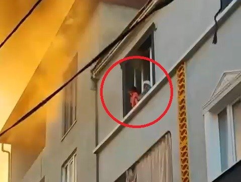 EVDE CIKAN YANGINDA ONCE COCUGUNU SONRA 894664 265746