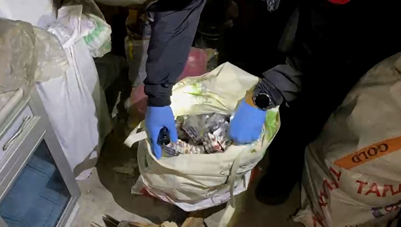 EVININ CATISINDA CUVALLARDA UYUSTURUCU 913886 271526