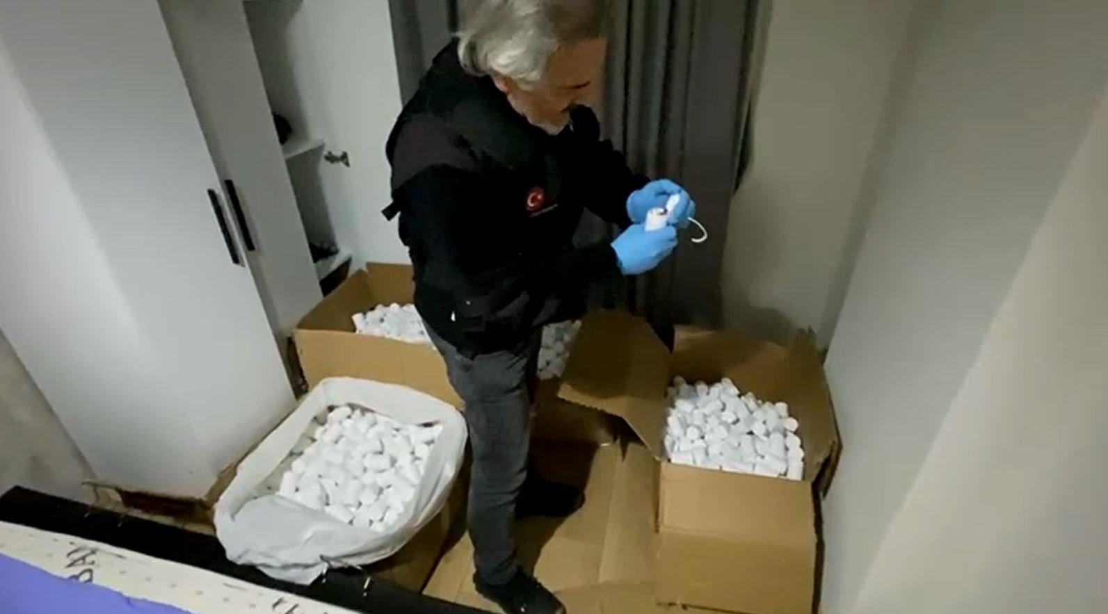 Evlerinde 103 bin hap ele geçirilen 5 şüpheliye gözaltı