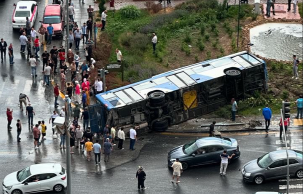 Otobüs devrildi; 5 yaralı