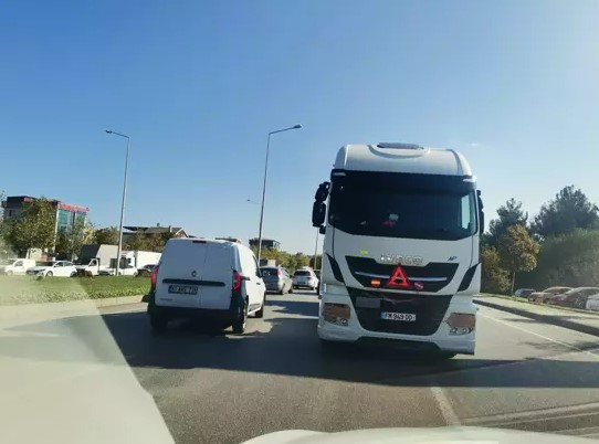 Samsun’da TIR’ların ters yönde gittiğini sanan sürücüler şaşkınlık yaşadı