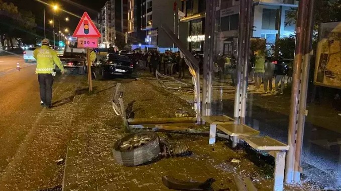 Samsun’da otomobil otobüs durağına çarptı, 3 üniversite öğrencisi yaralandı