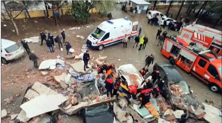 Fırtınanın uçurduğu çatı duvarı veli toplantısına gelenlerin üzerine düştü; baba ve 2 çocuğu yaralandı