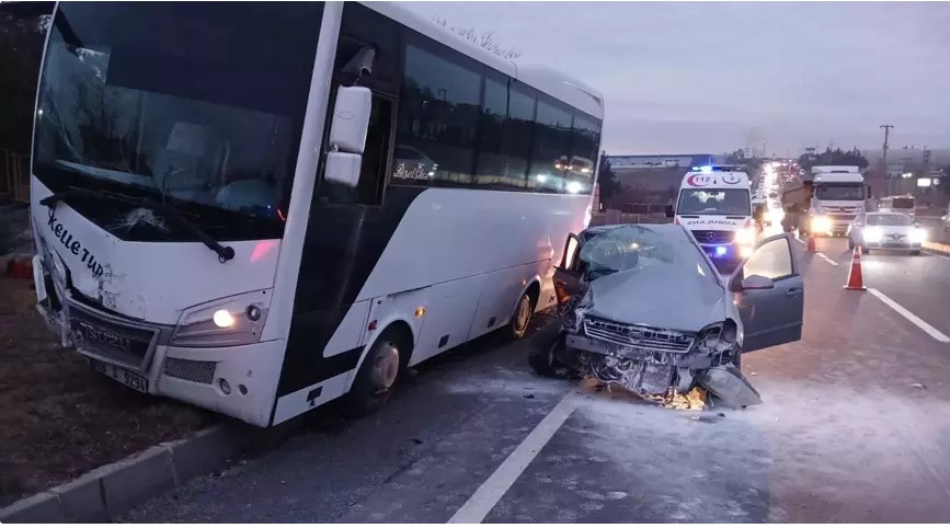 Takla atan otomobil, servis midibüsüyle çarpıştı: 1 ölü, 5 yaralı