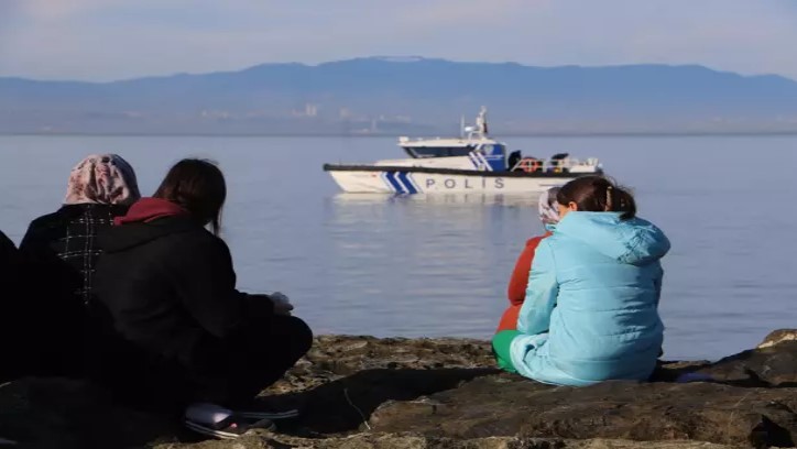 Samsun’da tekneyle kaybolan amatör balıkçılar aranıyor, yakınları umutlu bekleyişlerini sürdürüyor