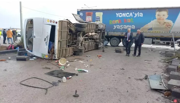 Öğrenci servisi ile TIR çarpıştı; 8’i ağır, 29 yaralı