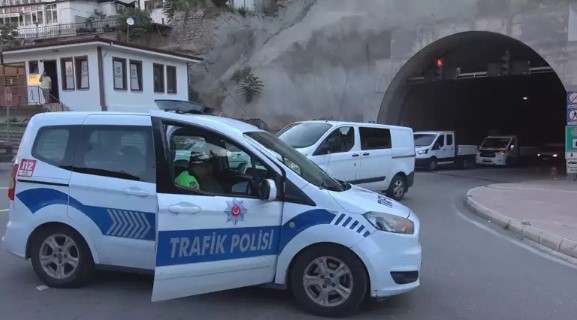 Kamyonetten çatı sacı düştü, karşı şeritteki motosiklet devrildi