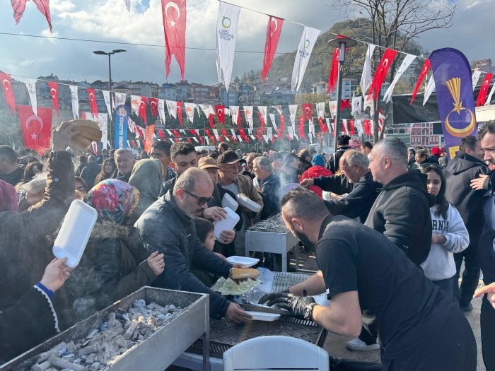 Karadeniz’deki hamsi festivalinde 10 ton hamsi ikram edildi